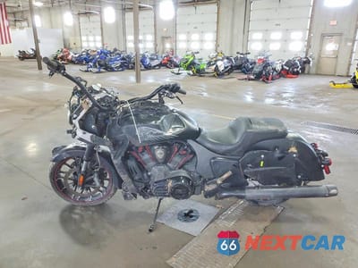 Trzecie zdjęcie samochodu z tyłu: 2022 INDIAN MOTORCYCLE CO. CHALLENGER DARK HORSE VIN:56KLCCRR3N3412176 - miniatura