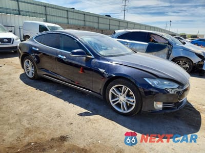 Czwarte zdjęcie samochodu z boku: 2013 TESLA MODEL S VIN:5YJSA1CN1DFP26346 - miniatura