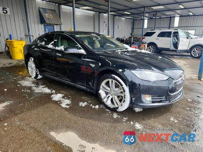 Czwarte zdjęcie samochodu z boku: 2013 TESLA MODEL S VIN:5YJSA1CNXDFP21629 - miniatura