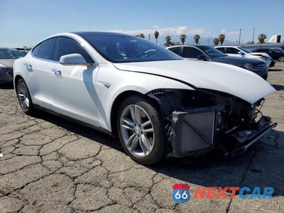 Czwarte zdjęcie samochodu z boku: 2015 TESLA MODEL S VIN:5YJSA1E28FF107426 - miniatura
