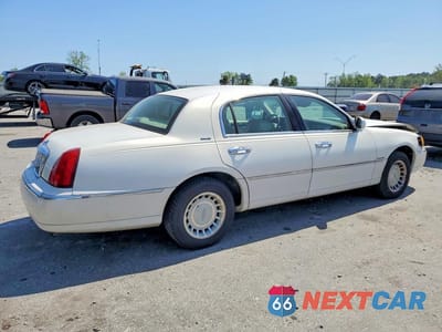 Trzecie zdjęcie samochodu z tyłu: 2000 LINCOLN TOWN CAR EXECUTIVE VIN:1LNHM81WXYY935382 - miniatura