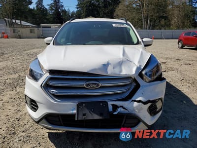 Piąte zdjęcie samochodu w środku: 2018 FORD ESCAPE SE VIN:1FMCU9GD7JUD37835 - miniatura