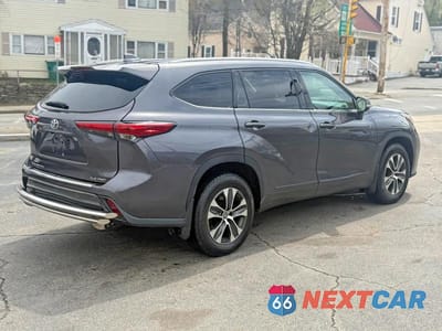 Trzecie zdjęcie samochodu z tyłu: 2022 TOYOTA HIGHLANDER XLE VIN:5TDGZRBH8NS220745 - miniatura