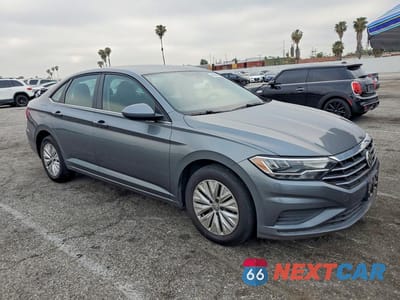 Czwarte zdjęcie samochodu z boku: 2019 VOLKSWAGEN JETTA S VIN:3VWC57BU7KM078473 - miniatura