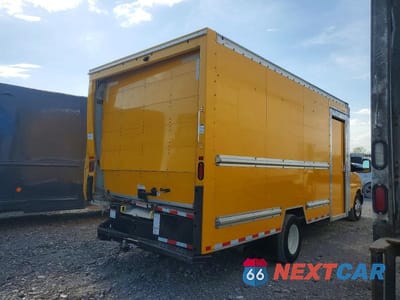 Czwarte zdjęcie samochodu z boku: 2023 GMC SAVANA BOX TRUCK VIN:7GZ37TC70PN004360 - miniatura