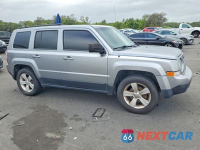 Czwarte zdjęcie samochodu z boku: 2016 JEEP PATRIOT LATITUDE VIN:1C4NJPFA7GD633206 - miniatura
