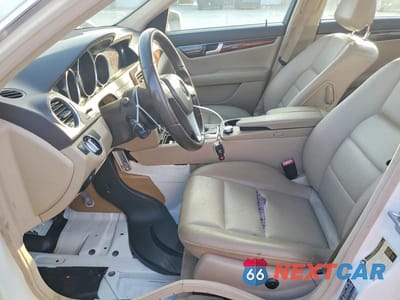 Zdjęcie 7 z 12 samochodu: 2012 MERCEDES-BENZ C 250 VIN:WDDGF4HB8CR195278 - miniatura