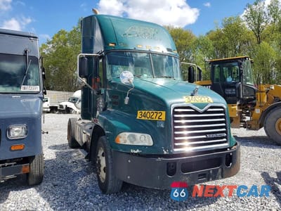 2015 MACK CXU612 SEMI TRUCK 1M1AW01X2FM007130 - główne zdjęcie licytacji z USA - miniatura
