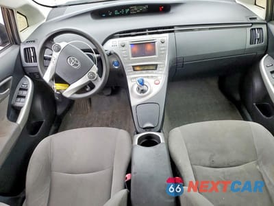 Zdjęcie 8 z 12 samochodu: 2013 TOYOTA PRIUS C FOUR VIN:JTDKN3DUXD0355031 - miniatura