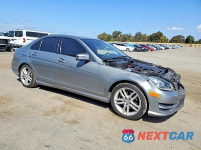 Czwarte zdjęcie samochodu z boku: 2014 MERCEDES-BENZ C 250 VIN:WDDGF4HBXER316220 - miniatura