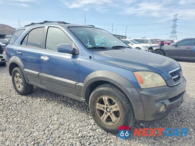 Czwarte zdjęcie samochodu z boku: 2004 KIA SORENTO LX VIN:KNDJD733545313433 - miniatura