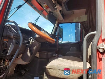Piąte zdjęcie samochodu w środku: 2012 VOLVO VNL SEMI TRUCK VIN:4V4NC9EJ8CN553123 - miniatura