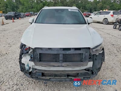 Piąte zdjęcie samochodu w środku: 2019 VOLVO XC40 T5 MOMENTUM VIN:YV4162UK7K2052370 - miniatura