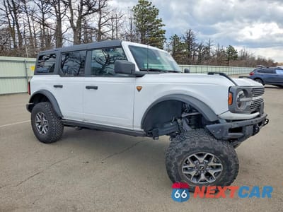 Czwarte zdjęcie samochodu z boku: 2024 FORD BRONCO BADLANDS VIN:1FMEE9BP1RLB52219 - miniatura
