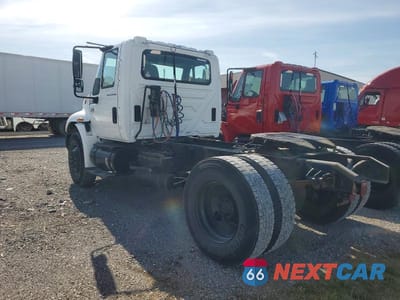 Trzecie zdjęcie samochodu z tyłu: 2003 INTERNATIONAL 4300 SEMI TRUCK VIN:1HSMMAAN33H594408 - miniatura