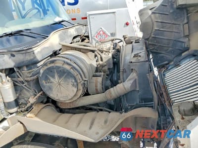 Zdjęcie 9 z 10 samochodu: 2004 INTERNATIONAL 4400 FUEL / LUBE TRUCK VIN:1HTMKAAN94H655697 - miniatura