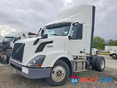 Drugie zdjęcie samochodu z przodu: 2016 VOLVO VNL SEMI TRUCK VIN:4V4N39TG0GN965646 - miniatura