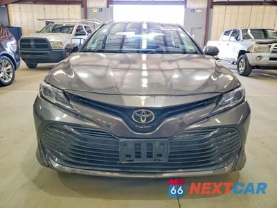 Piąte zdjęcie samochodu w środku: 2020 TOYOTA CAMRY LE VIN:4T1C31AKXLU520015 - miniatura