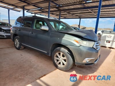 Czwarte zdjęcie samochodu z boku: 2013 TOYOTA HIGHLANDER SE VIN:5TDBK3EH4DS265476 - miniatura