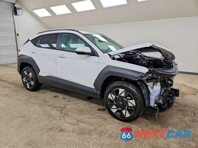 Czwarte zdjęcie samochodu z boku: 2025 HYUNDAI KONA SEL VIN:KM8HBCAB0SU308713 - miniatura