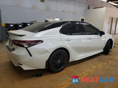 Trzecie zdjęcie samochodu z tyłu: 2022 TOYOTA CAMRY HYBRID XSE VIN:4T1K31AK0NU033257 - miniatura