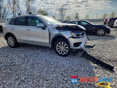 Czwarte zdjęcie samochodu z boku: 2015 VOLKSWAGEN TOUAREG V6 VIN:WVGEF9BP7FD002831 - miniatura