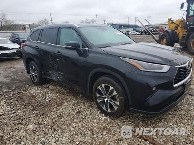 Czwarte zdjęcie samochodu z boku: 2021 TOYOTA HIGHLANDER XLE VIN:5TDGZRBH6MS543349 - miniatura