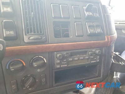 Zdjęcie 9 z 10 samochodu: 2004 VOLVO VNL SEMI TRUCK VIN:4V4NC9TH24N362444 - miniatura