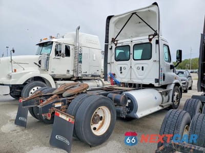 Czwarte zdjęcie samochodu z boku: 2018 FREIGHTLINER CASCADIA 113 SEMI TRUCK VIN:1FUBGAD95JLJS1005 - miniatura