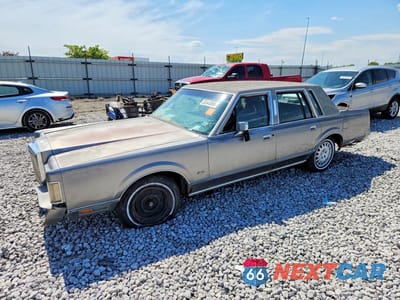 1988 LINCOLN TOWN CAR 1LNBM81F9JY623243 - główne zdjęcie licytacji z USA - miniatura
