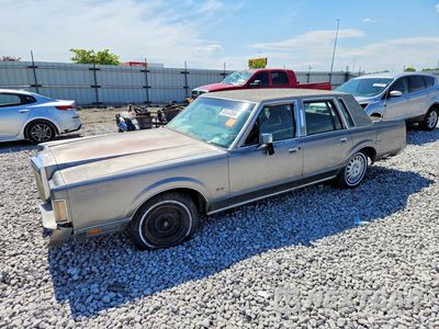 1988 LINCOLN TOWN CAR 1LNBM81F9JY623243 - główne zdjęcie licytacji z USA - miniatura