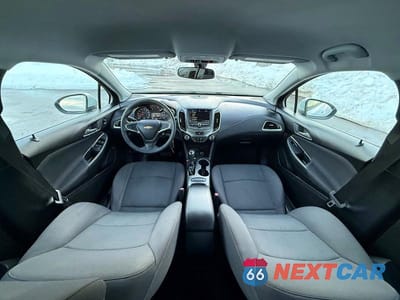 Zdjęcie 9 z 10 samochodu: 2019 CHEVROLET CRUZE LS VIN:1G1BC5SM6K7101351 - miniatura