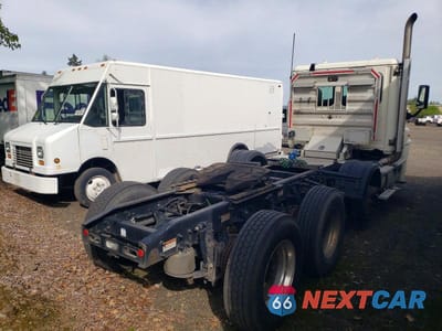 Czwarte zdjęcie samochodu z boku: 2019 FREIGHTLINER CASCADIA 125 SEMI TRUCK VIN:3AKNGEDR2KSKT2136 - miniatura