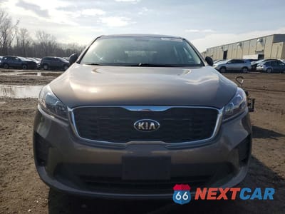 Piąte zdjęcie samochodu w środku: 2019 KIA SORENTO LX VIN:5XYPGDA37KG545393 - miniatura