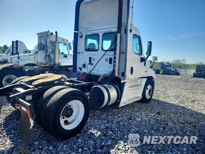 Czwarte zdjęcie samochodu z boku: 2014 FREIGHTLINER CASCADIA SEMI TRUCK VIN:1FUBGEDV0ELFT4298 - miniatura