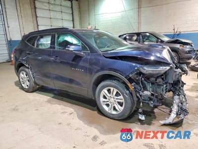 Czwarte zdjęcie samochodu z boku: 2020 CHEVROLET BLAZER 1LT VIN:3GNKBBRA9LS726874 - miniatura