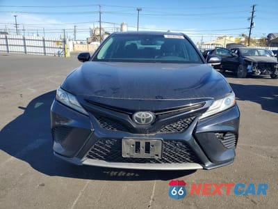 Piąte zdjęcie samochodu w środku: 2018 TOYOTA CAMRY XSE VIN:4T1B61HK4JU107187 - miniatura