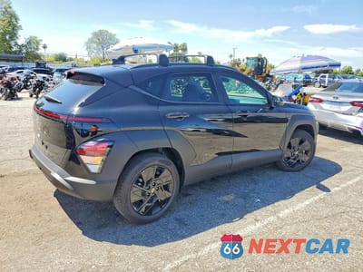 Trzecie zdjęcie samochodu z tyłu: 2026 HYUNDAI KONA SEL SPORT VIN:KM8HF3AB0TU363135 - miniatura