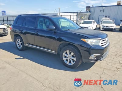 Czwarte zdjęcie samochodu z boku: 2013 TOYOTA HIGHLANDER PLUS VIN:5TDZK3EH4DS096817 - miniatura