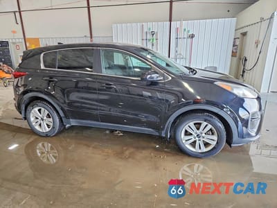 Czwarte zdjęcie samochodu z boku: 2017 KIA SPORTAGE LX VIN:KNDPM3AC2H7135609 - miniatura