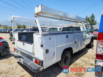 Trzecie zdjęcie samochodu z tyłu: 2004 GMC NEW SIERRA C3500 VIN:1GDJC34U44E247018 - miniatura