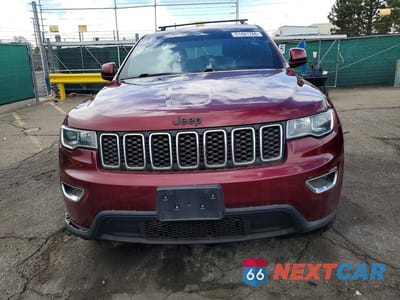 Piąte zdjęcie samochodu w środku: 2018 JEEP GRAND CHEROKEE LAREDO VIN:1C4RJFAG6JC266948 - miniatura