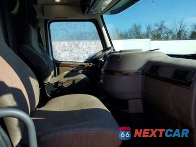 Piąte zdjęcie samochodu w środku: 2017 VOLVO VNL SEMI TRUCK VIN:4V4NC9EH0HN992272 - miniatura
