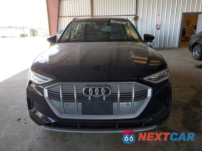 Piąte zdjęcie samochodu w środku: 2022 AUDI E-TRON PREMIUM PLUS VIN:WA1LAAGE0NB031806 - miniatura