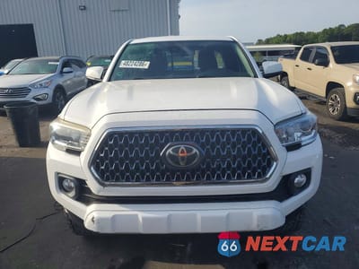 Piąte zdjęcie samochodu w środku: 2019 TOYOTA TACOMA SR5 V6 VIN:5TFSZ5AN5KX196579 - miniatura