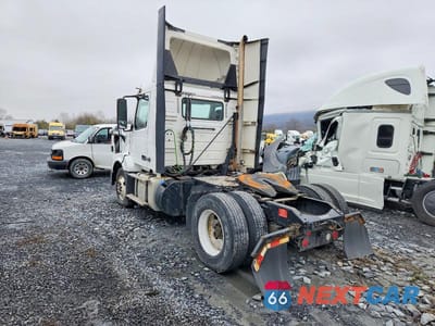 Trzecie zdjęcie samochodu z tyłu: 2018 VOLVO VNL SEMI TRUCK VIN:4V4N39TG5JN892801 - miniatura