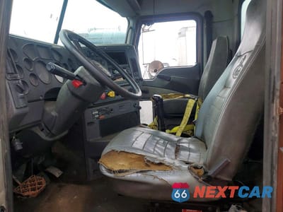 Piąte zdjęcie samochodu w środku: 2013 MACK CXU613 SEMI TRUCK VIN:1M1AW02Y7DM034778 - miniatura