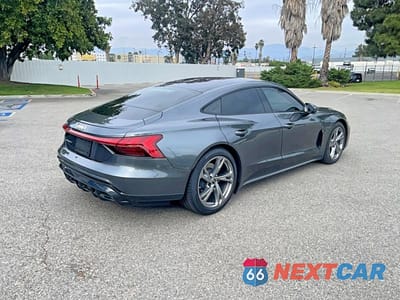 Czwarte zdjęcie samochodu z boku: 2024 AUDI E-TRON GT PREMIUM PLUS VIN:WAUFJBFW9R7003317 - miniatura