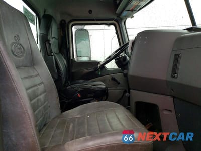 Piąte zdjęcie samochodu w środku: 2016 MACK 600 CXU600 VIN:1M1AW21YXGM010847 - miniatura