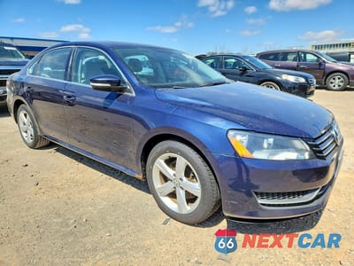 Czwarte zdjęcie samochodu z boku: 2013 VOLKSWAGEN PASSAT SE VIN:1VWBH7A38DC090177 - miniatura